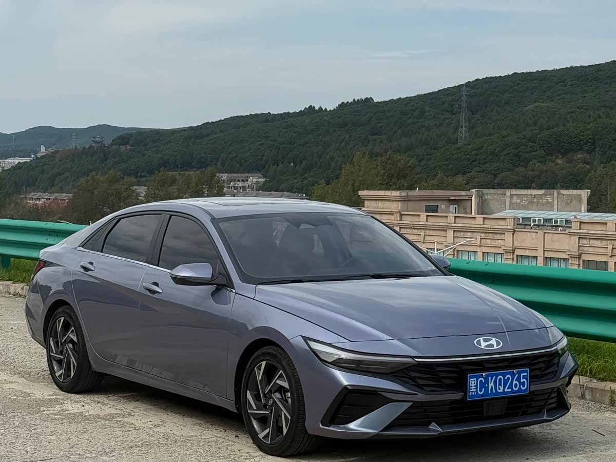 Hyundai Elantra 1.5 л 2023 г. Голубой, пробег 18000 км