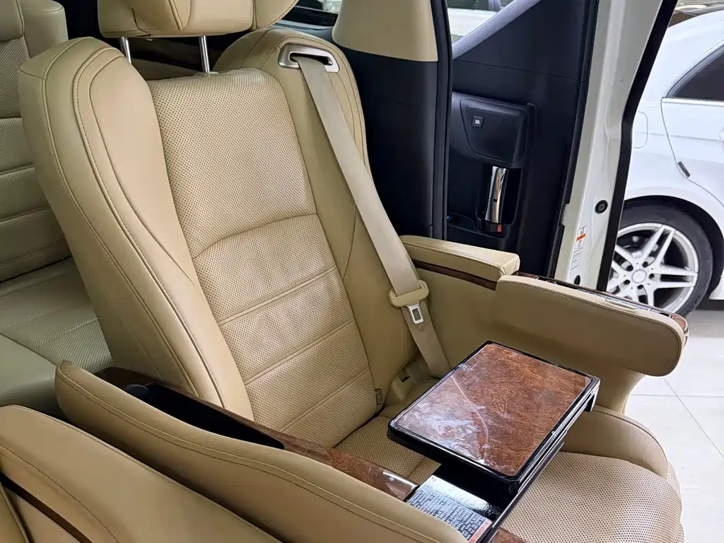Toyota Alphard — миниатюра 6