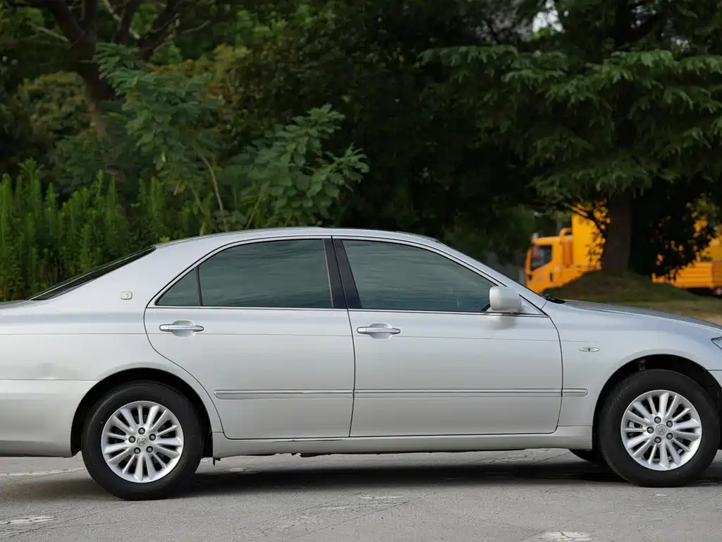 Toyota Crown — миниатюра 3