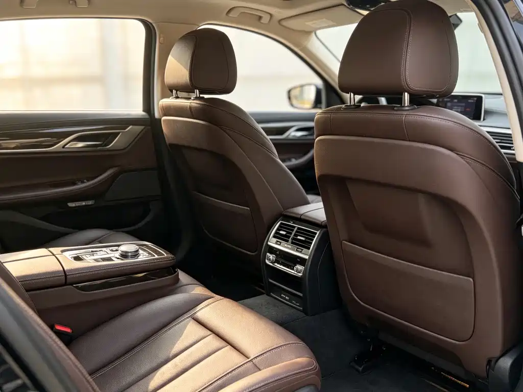BMW 7 Series — миниатюра 11
