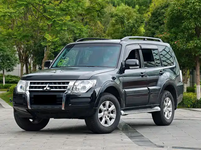 MITSUBISHI PAJERO 2017