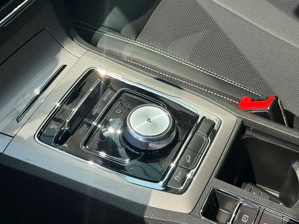 Roewe RX5 New Energy - фото 8