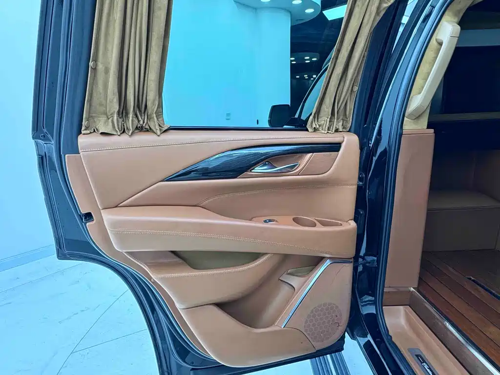 Cadillac Escalade — миниатюра 21