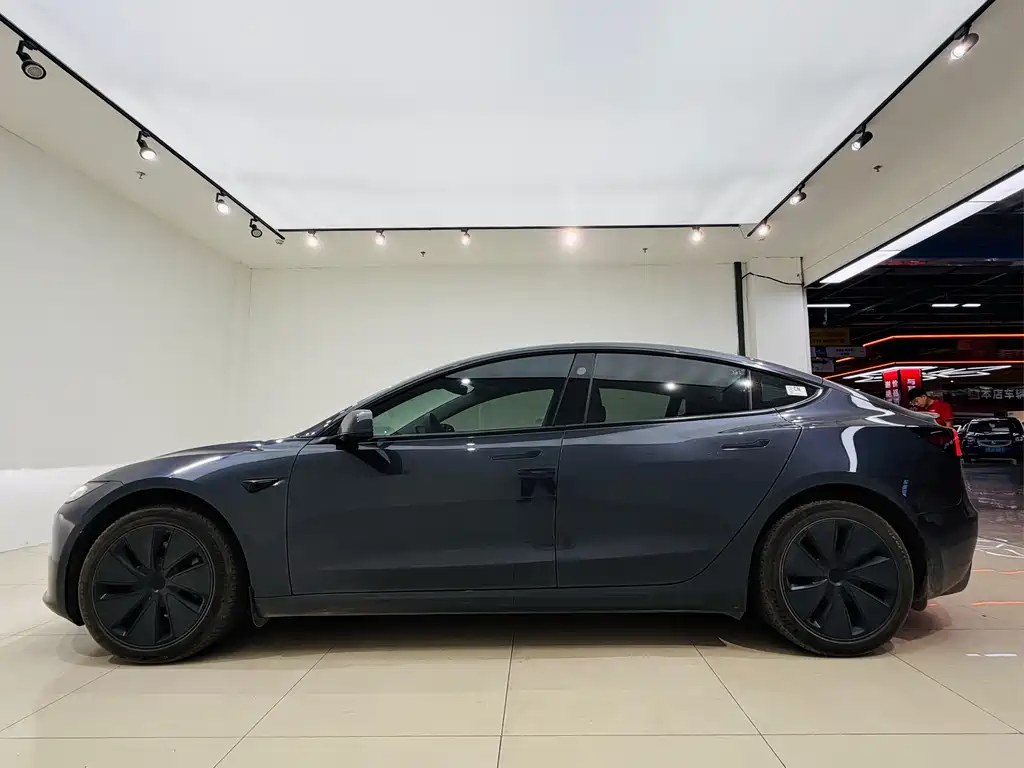 Tesla Model 3 — миниатюра 7