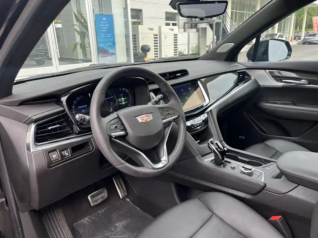 Cadillac XT6 2025 2.0T мест Luxury Executive