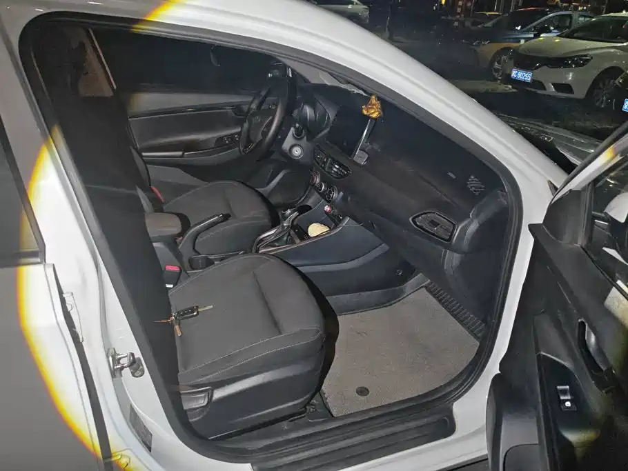 Hyundai Elantra — миниатюра 8
