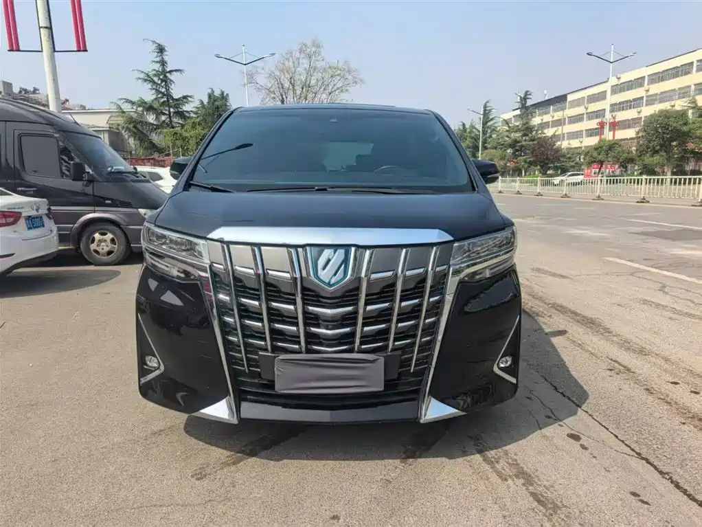 Toyota Alphard - фото 2