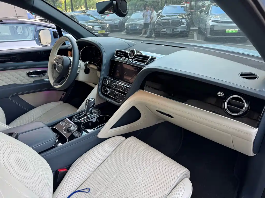 Bentley Bentayga PHEV — миниатюра 6