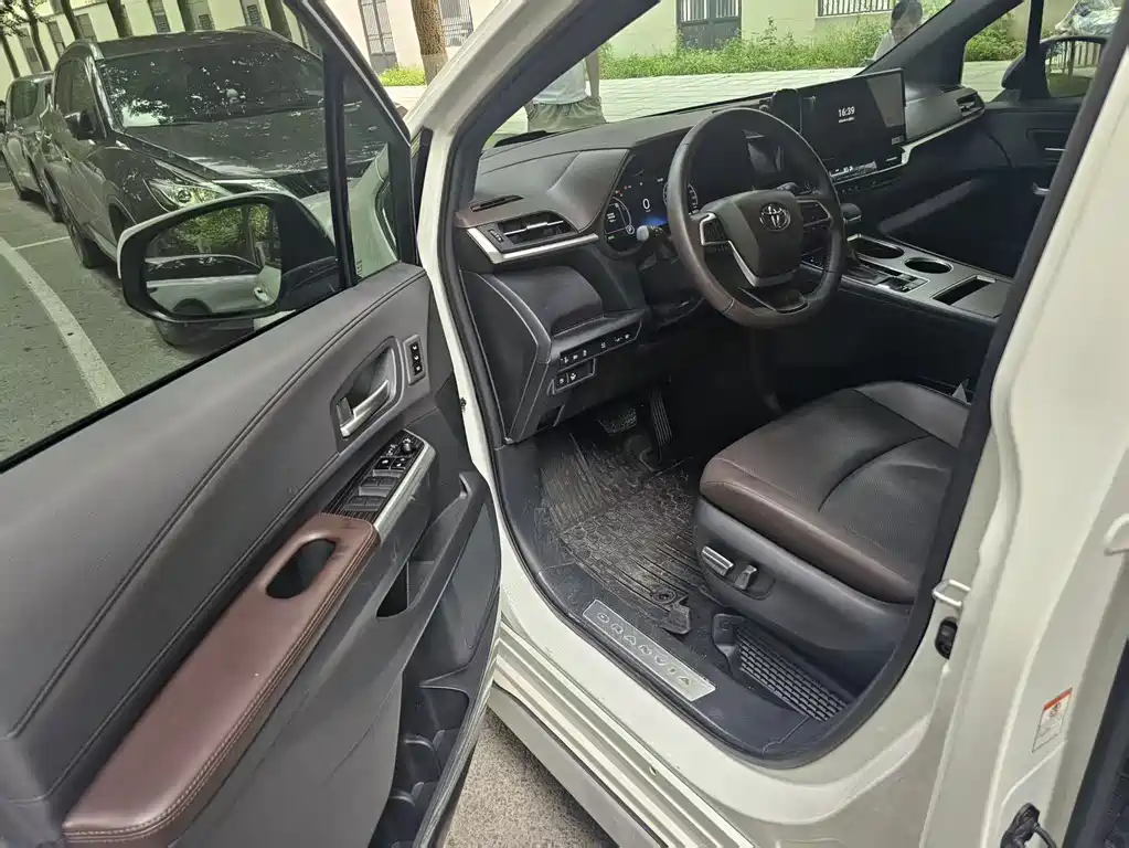 Toyota Granvia 2024 2.5L Luxury PLUS