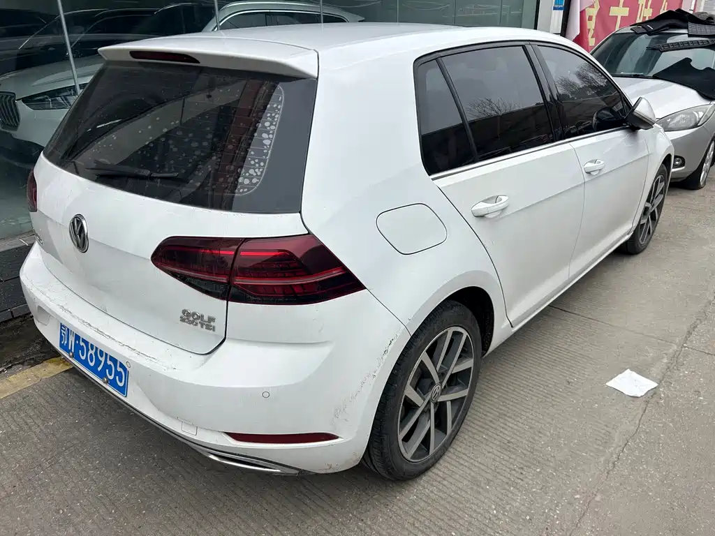 VOLKSWAGEN GOLF