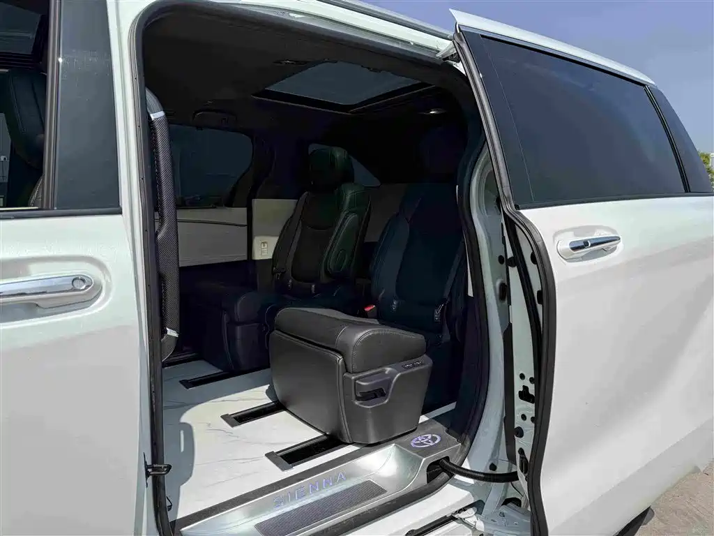 Toyota Sienna — миниатюра 14