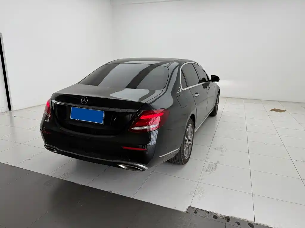 Mercedes-Benz E-Class — миниатюра 8