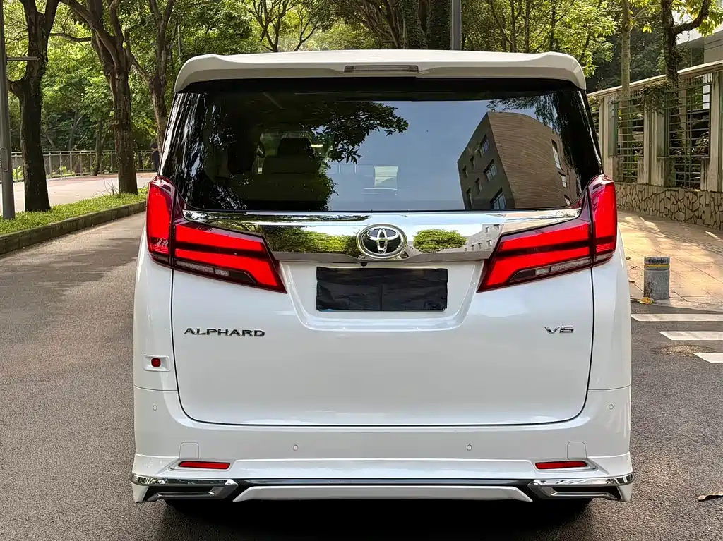 Toyota Alphard — миниатюра 13