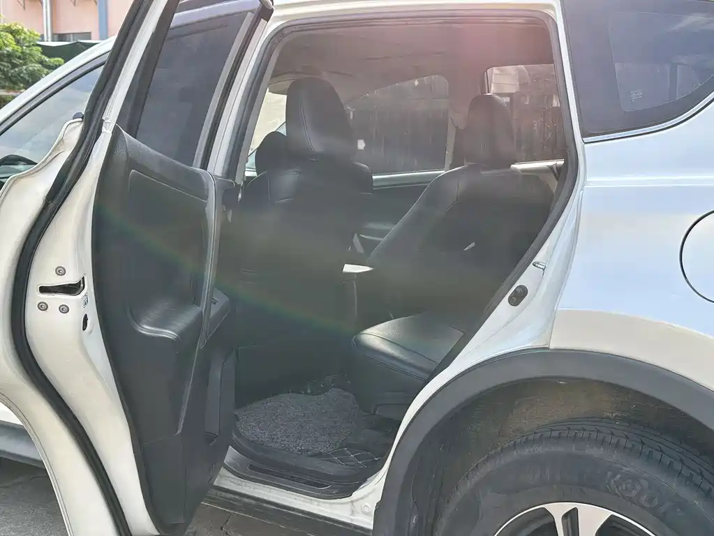 Toyota RAV4 — миниатюра 12