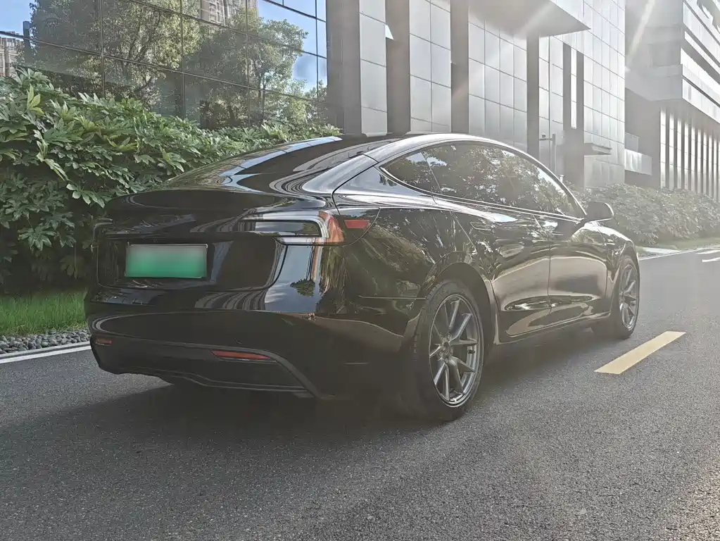 Tesla Model 3 — миниатюра 8