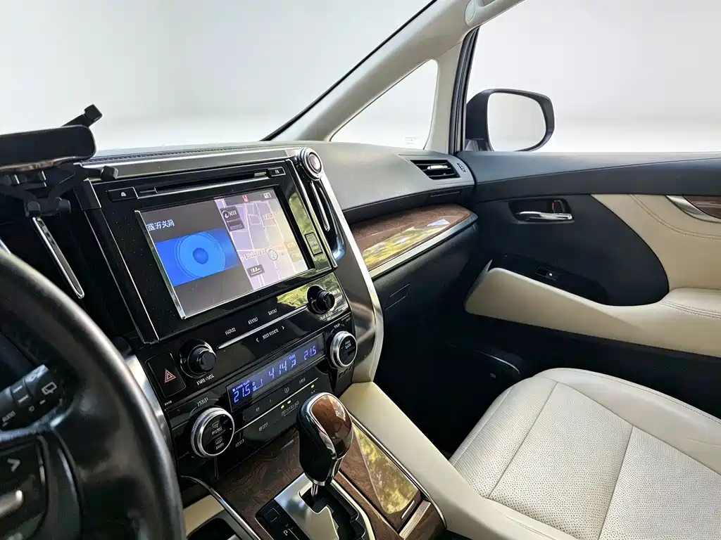 Toyota Alphard — миниатюра 12