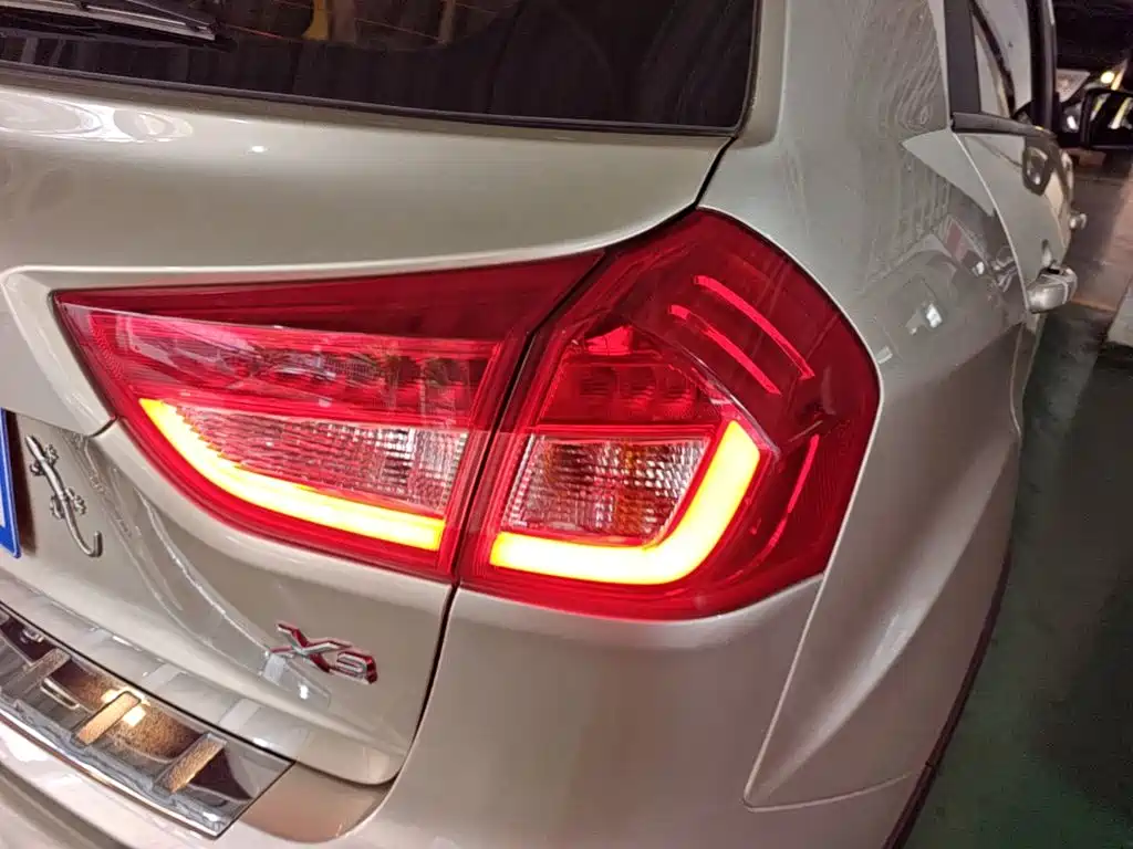 Geely Vision X3 — миниатюра 8
