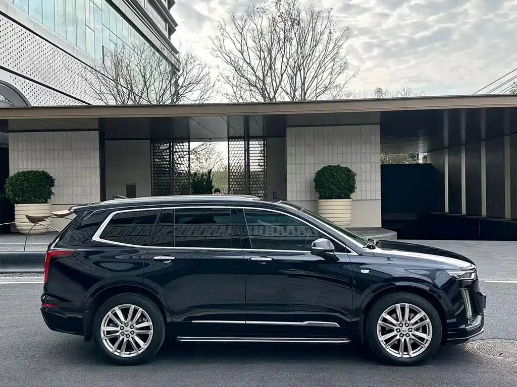 CADILLAC XT6