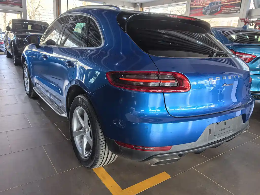 PORSCHE MACAN
