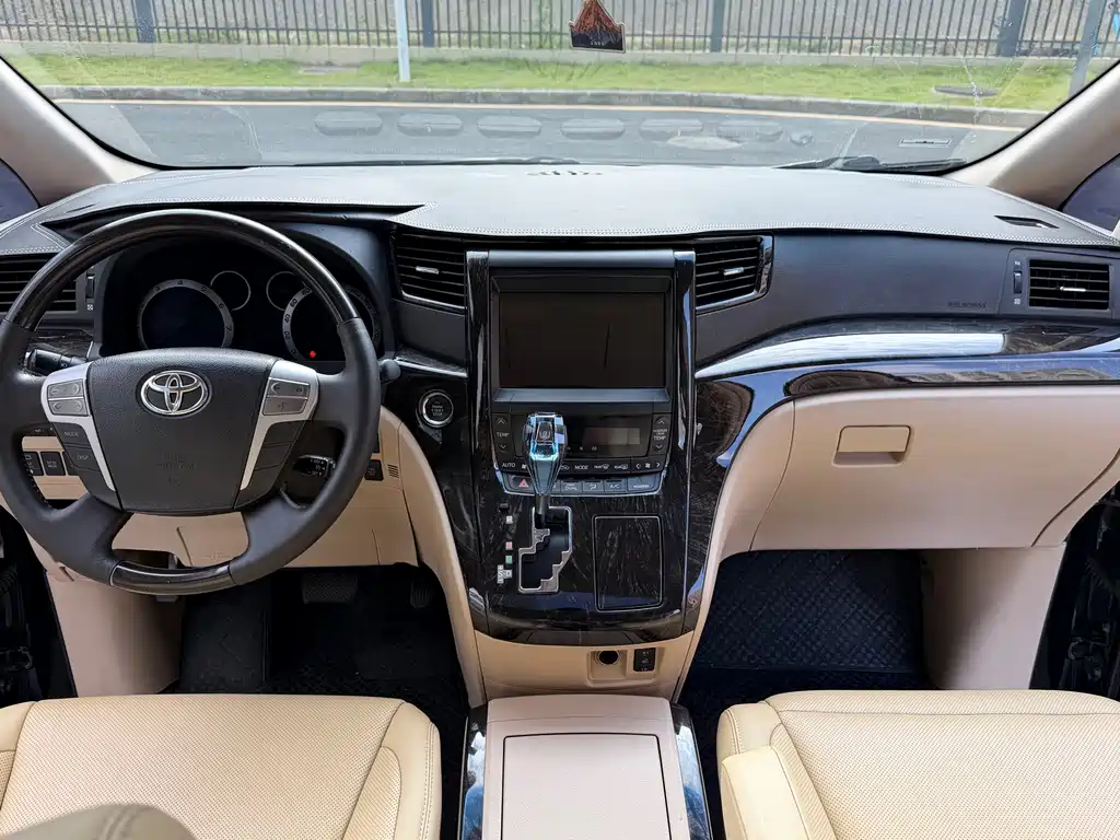 Toyota Alphard — миниатюра 6