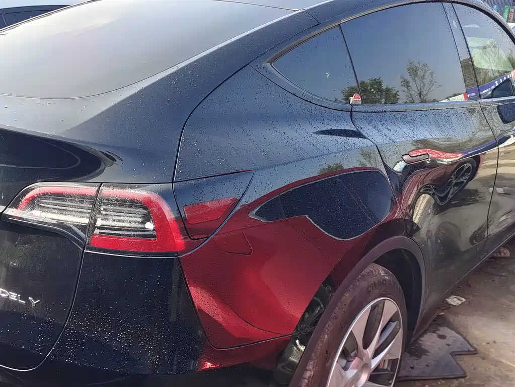 Tesla Model Y — миниатюра 8