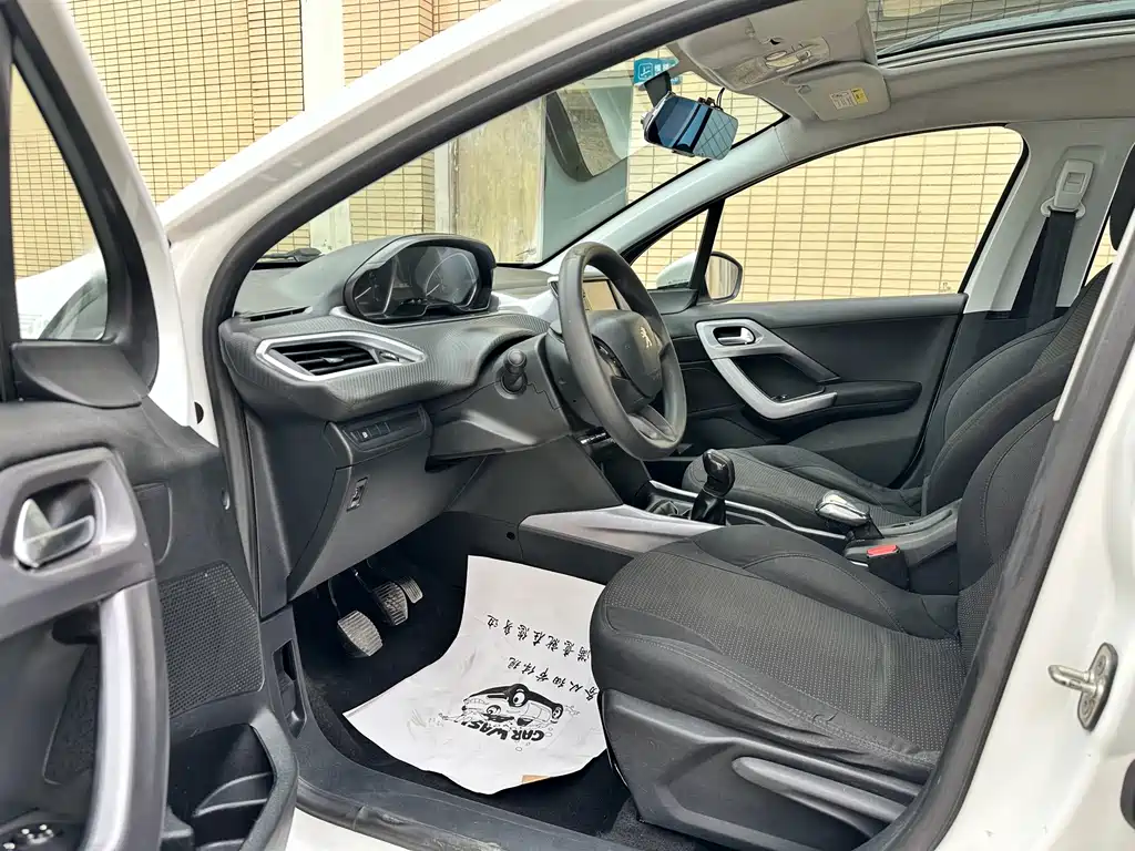 Peugeot 2008 2014 1.6L MT