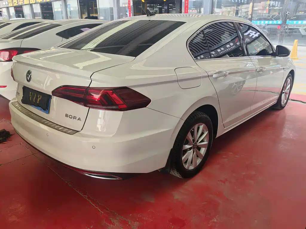 VOLKSWAGEN BORA