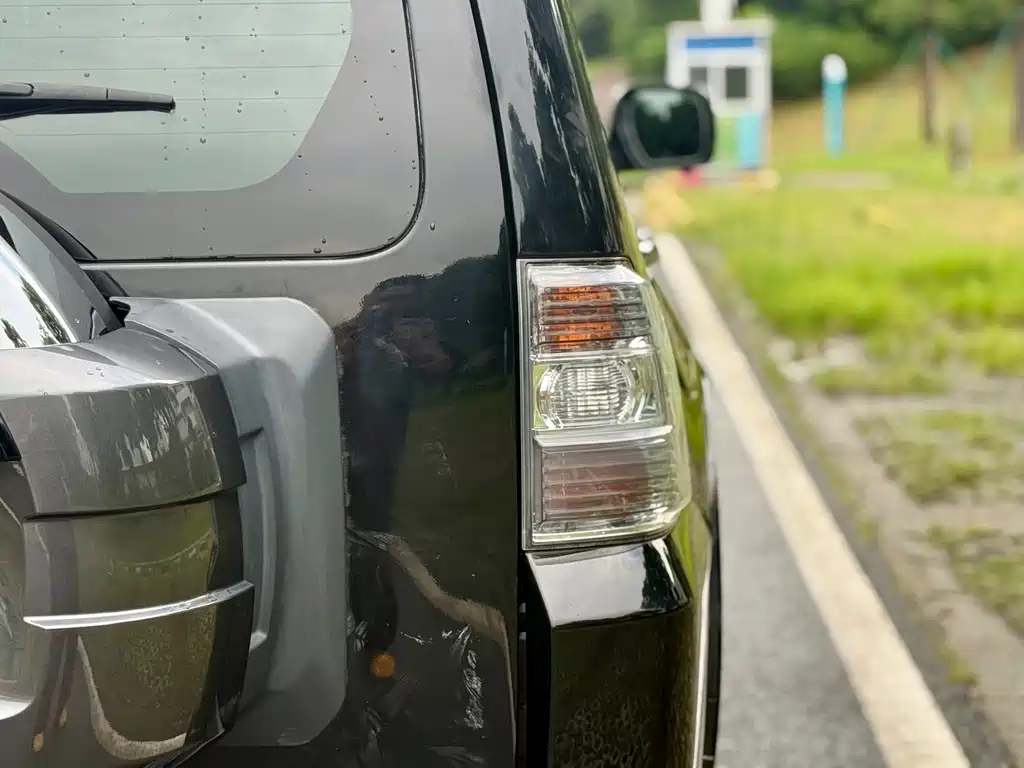 Mitsubishi Pajero (Import) — миниатюра 9
