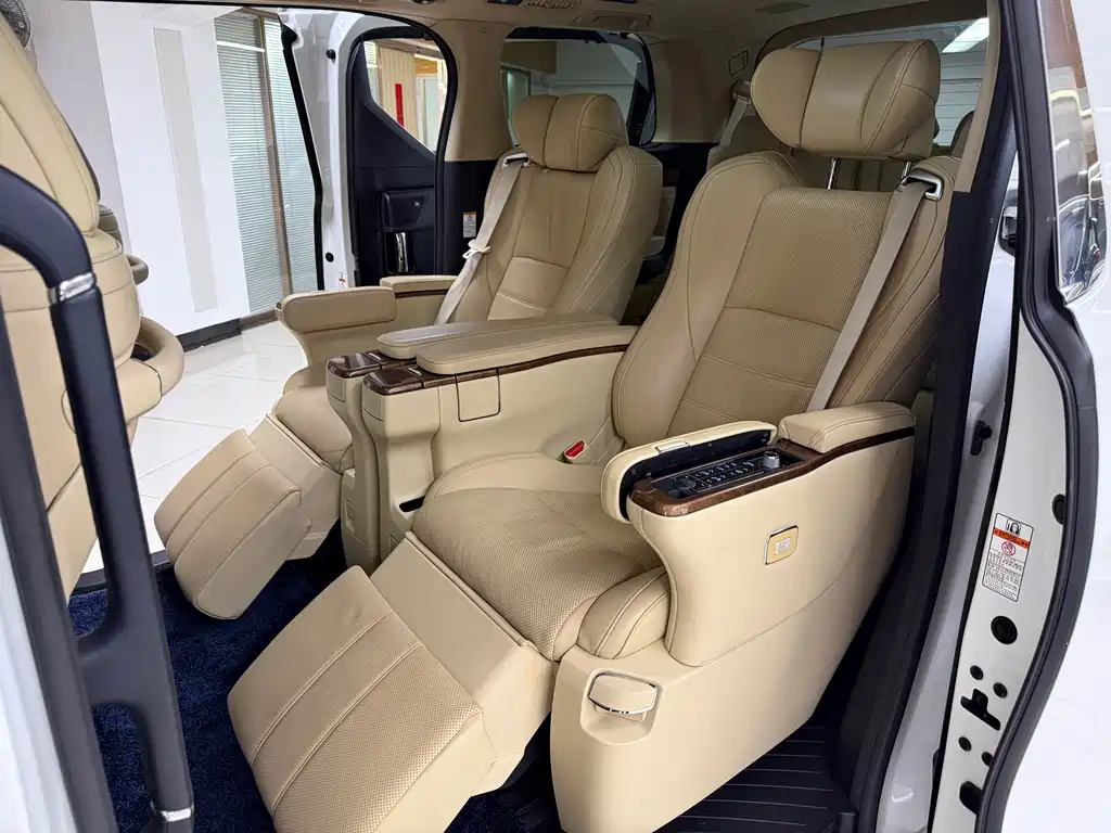 Toyota Alphard — миниатюра 5