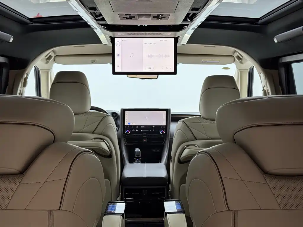Toyota Alphard — миниатюра 10