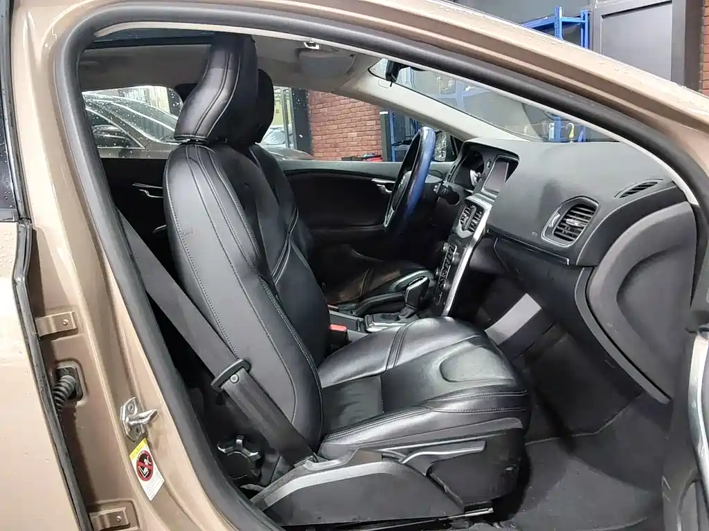 Volvo V40 — миниатюра 10