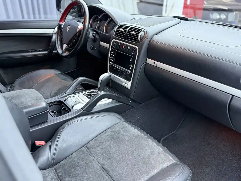 Porsche Cayenne — миниатюра 8