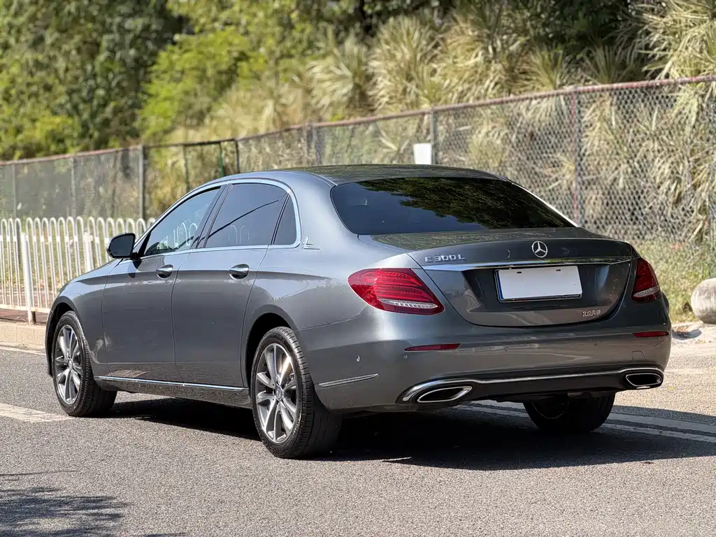 Mercedes-Benz E-Class — миниатюра 7