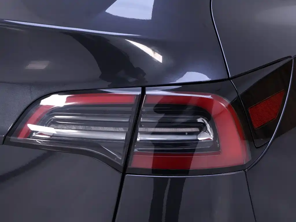 Tesla Model Y — миниатюра 9