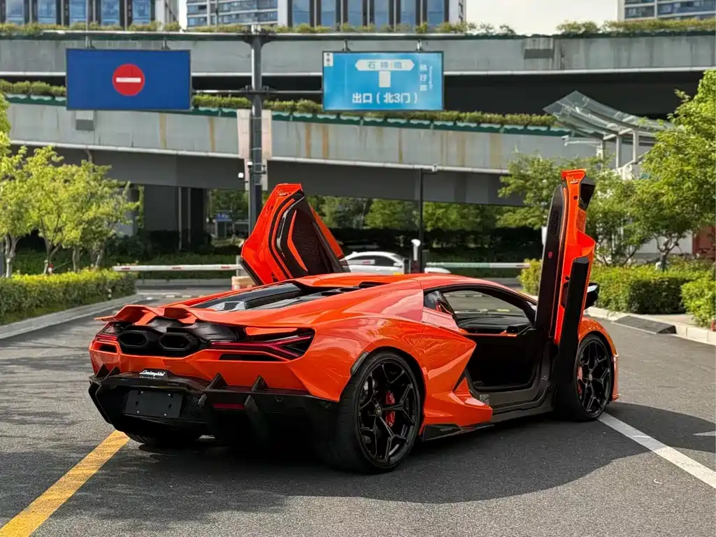 Lamborghini Revuelto — миниатюра 7