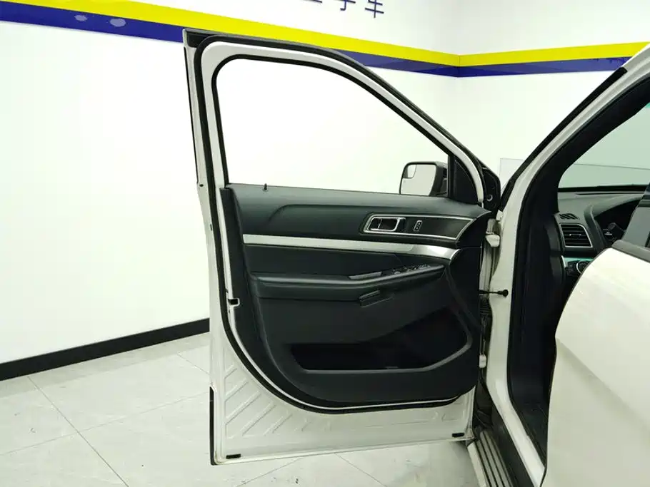 Ford Explorer (Import) — миниатюра 7