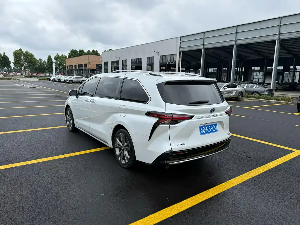 Toyota Sienna 2023 2.5L Luxury