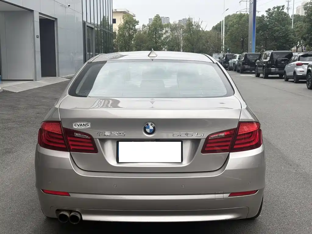 BMW 5 Series — миниатюра 12