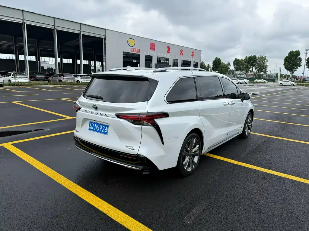 Toyota Sienna 2023 2.5L Luxury