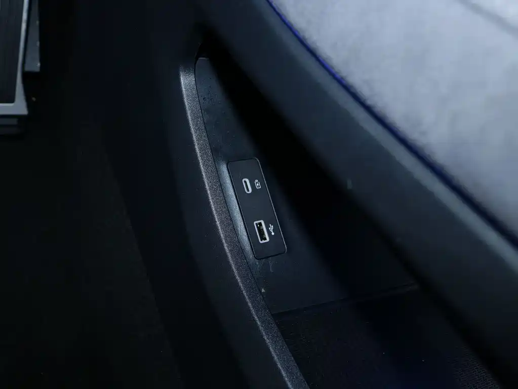 VOYAH LANTU CHASING LIGHT