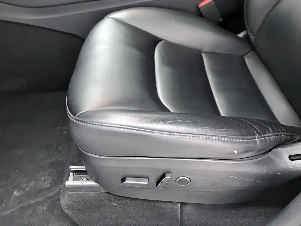 Tesla Model Y — миниатюра 20