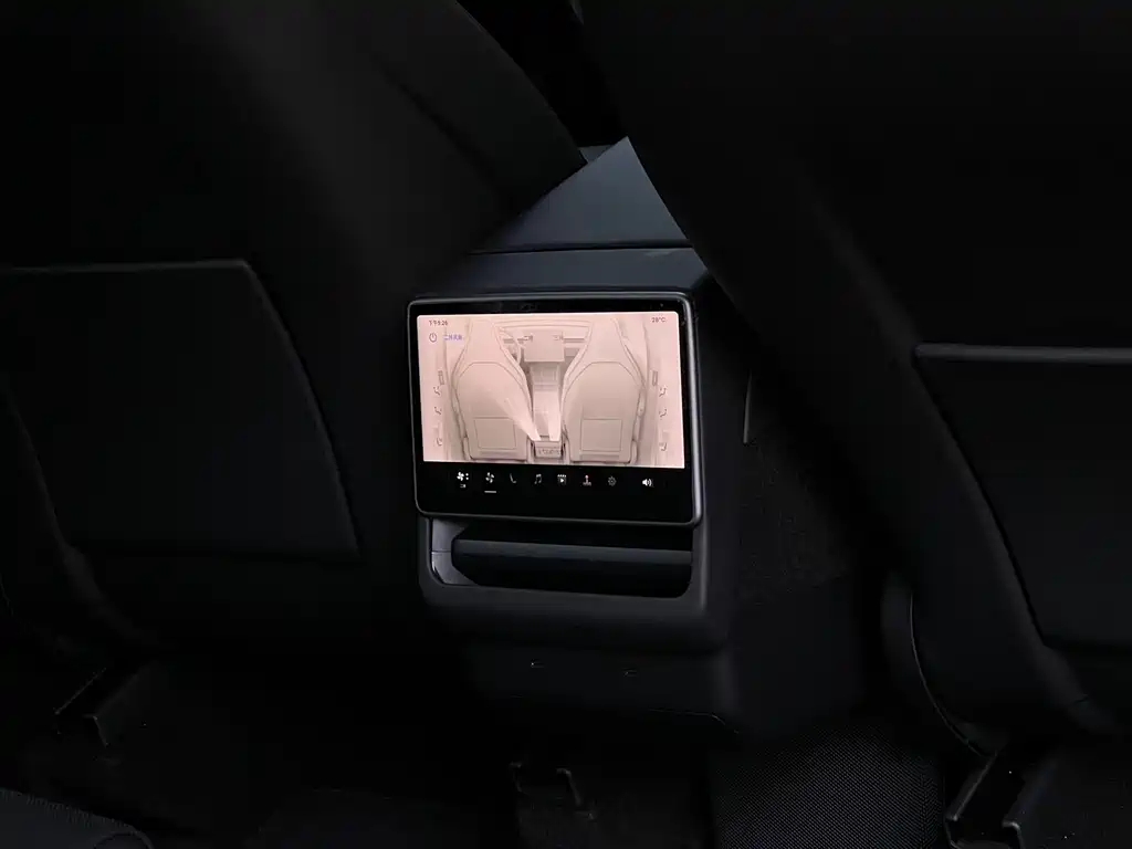 Tesla Model Y L — миниатюра 20