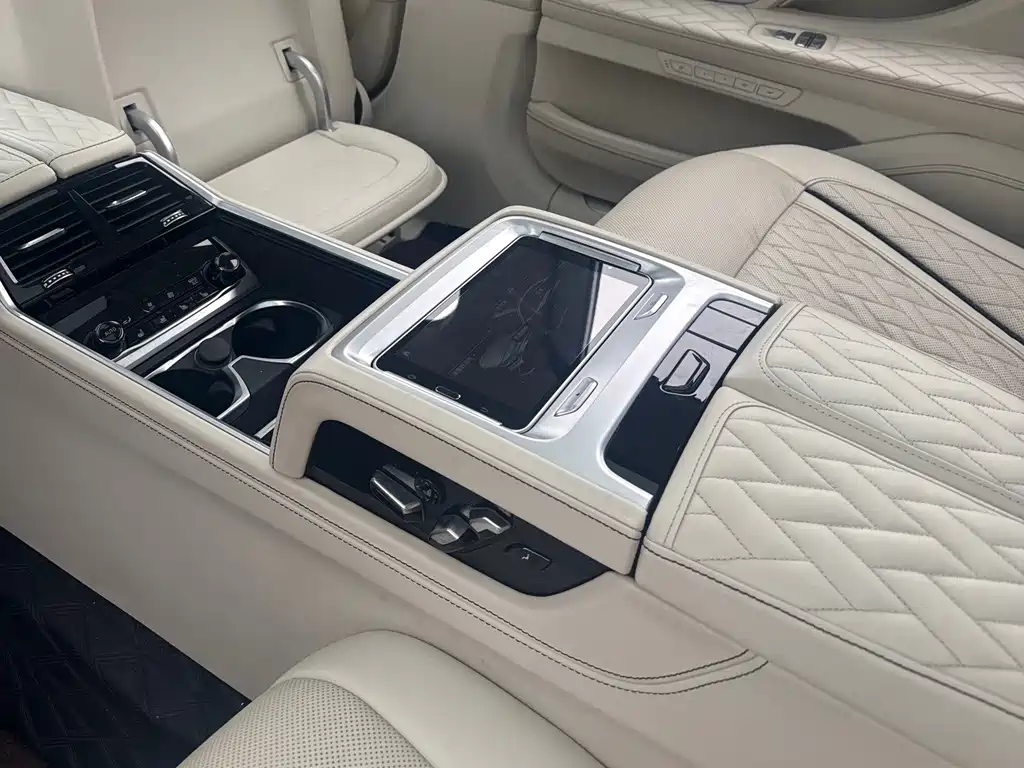 BMW 7 Series — миниатюра 9