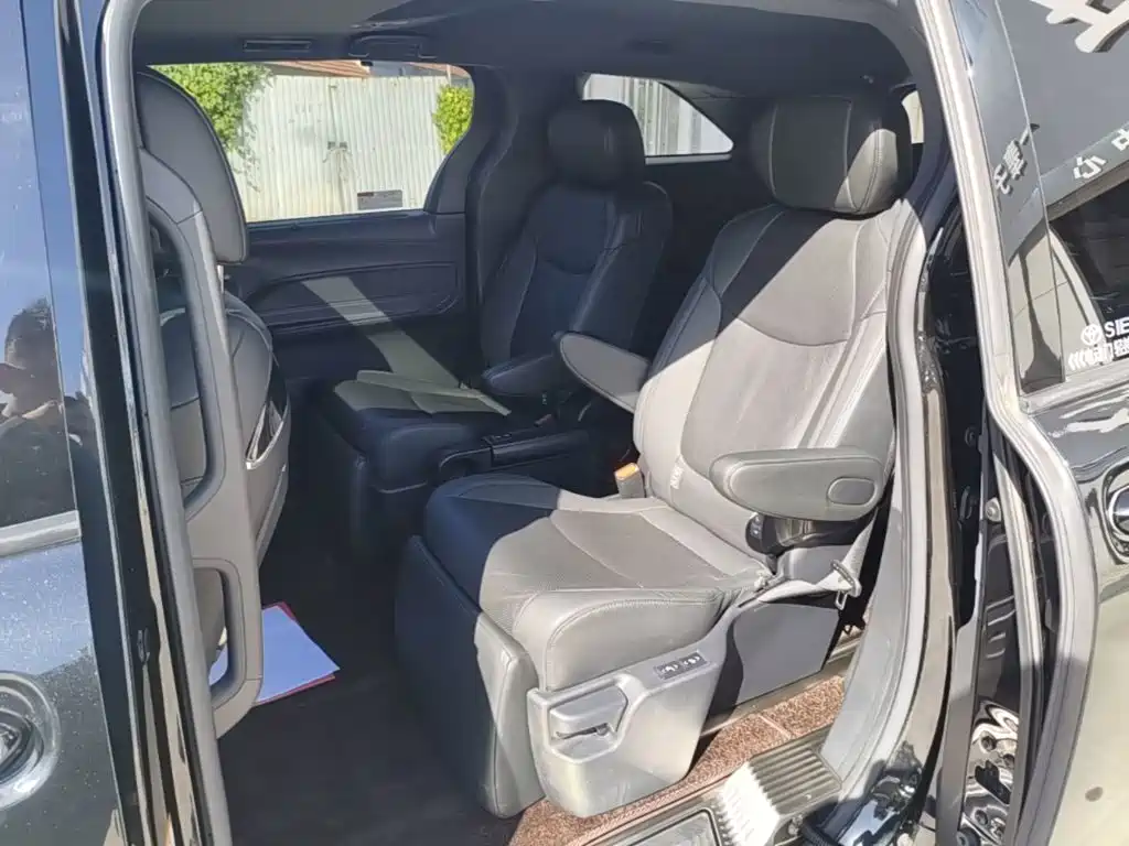 Toyota Sienna — миниатюра 17