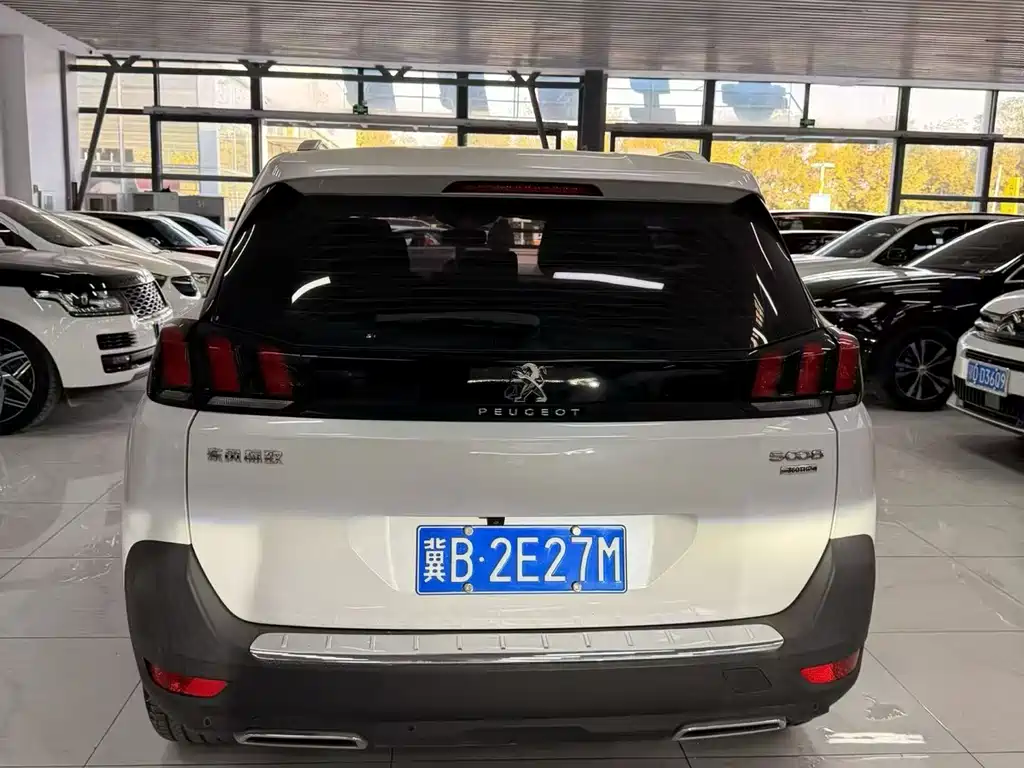 PEUGEOT 5008