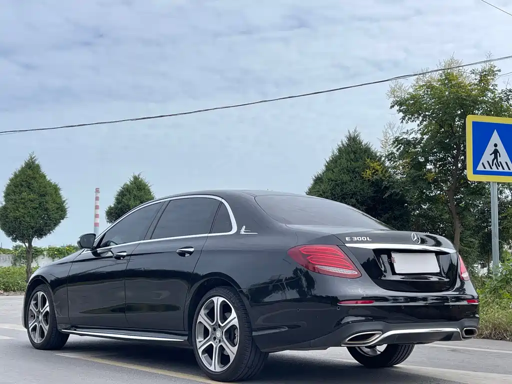 Mercedes-Benz E-Class — миниатюра 5