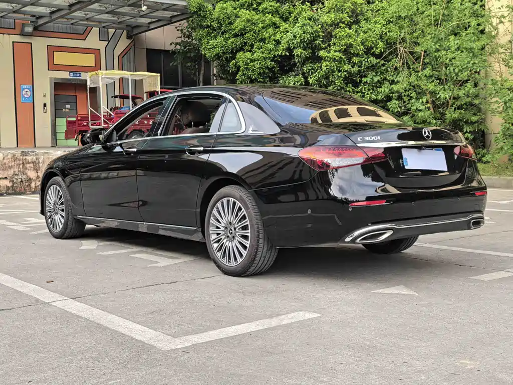 Mercedes-Benz E-Class — миниатюра 9