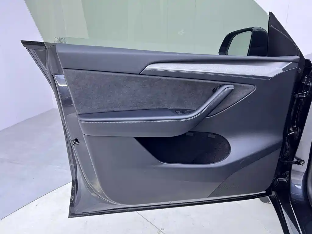 Tesla Model Y — миниатюра 15