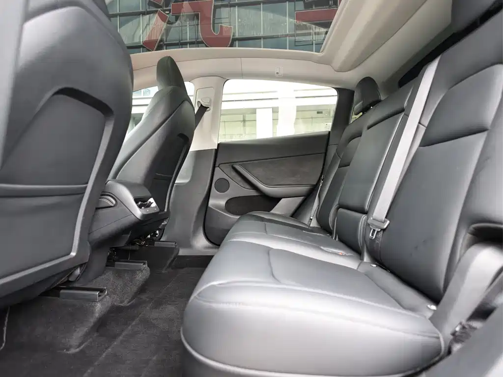 Tesla Model Y — миниатюра 11