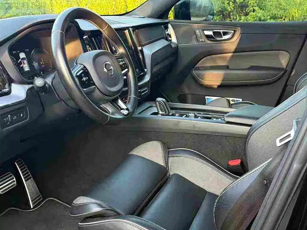 Volvo XC60 PHEV — миниатюра 3
